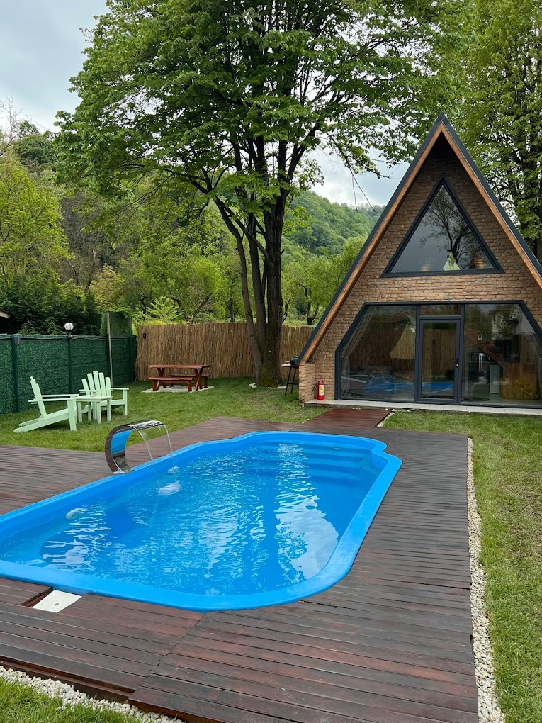 Teoya Bungalov'un bahçesindeki özel yüzme havuzu ve A-frame bungalov